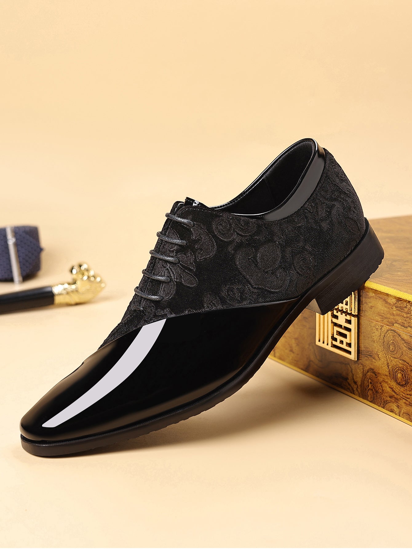 Shiny Business Pointed-toe Leather Shoes